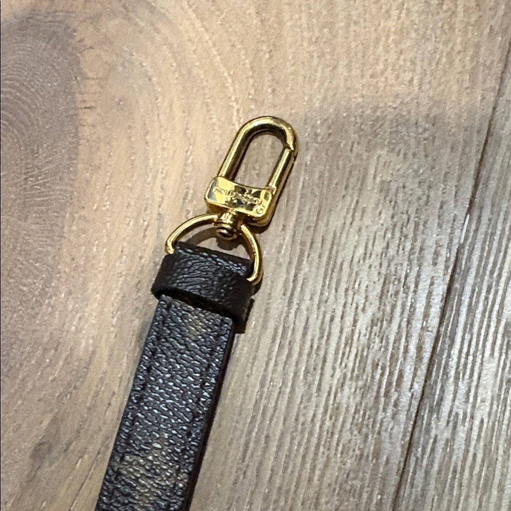 Louis Vuitton Classic Monogram Crossbody Bag - Picture 4 of 7